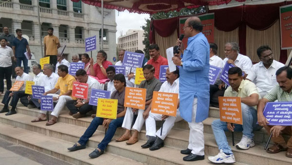 strike-at-vidhansaudha-1